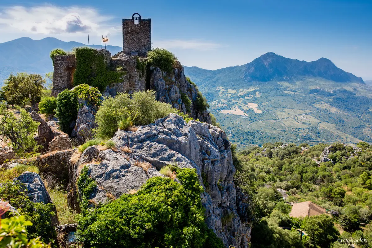 Image of the castle in Gaucin on top of a rocky outcrop with a view over the valley below.